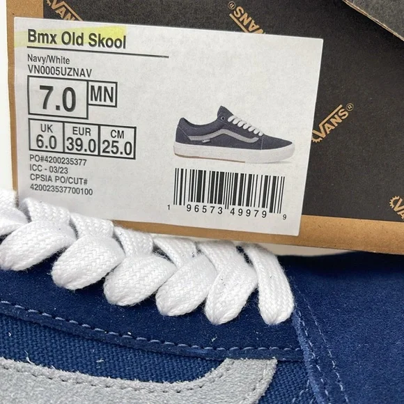 Vans Men’s Blue and White Sneakers Bmx Old Skool
Navy/White
VN0005UZNAV - Picture 16 of 16